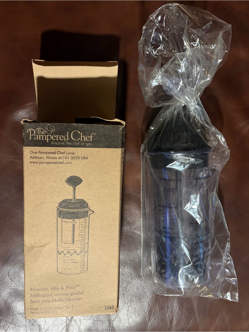 NIB Pampered Chef Measure Mix & Pour Dressing Maker #2265 with Manual